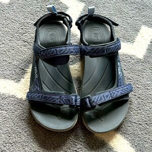 Boys Teva sandals size 4 youth